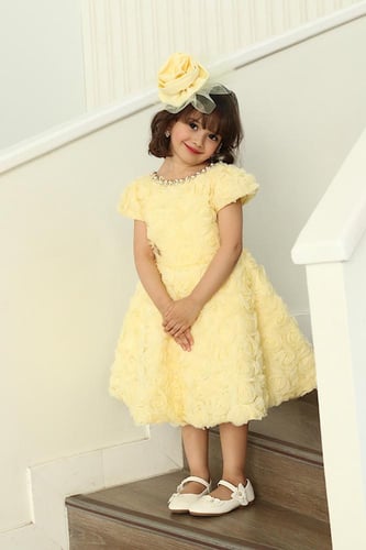 فستان أصفر ورد مع الطوق