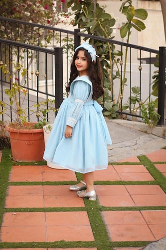 فستان سماوي شيفون مع طوق