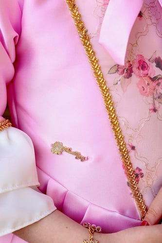 فستان برنسس وردي مع اكسسوار الشعر