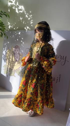 فستان التأسيس الأصفر مع الشيله على الراس