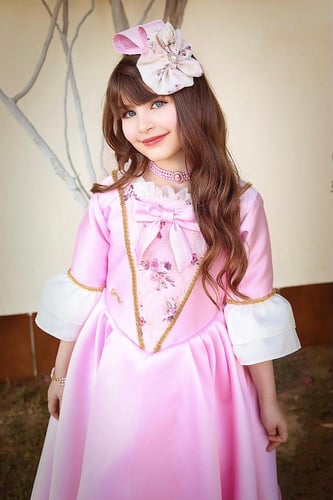 فستان برنسس وردي مع اكسسوار الشعر