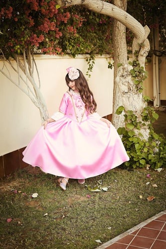 فستان برنسس وردي مع اكسسوار الشعر