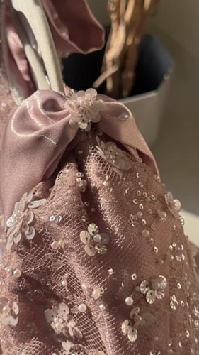 فستان دانتيل وردي مع طوق