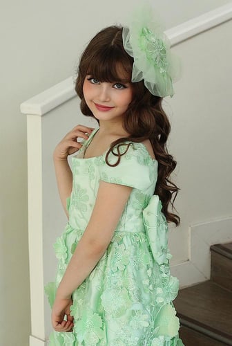 فستان تفاحي ورد مع اكسسوار للشعر