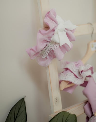 فستان الفيونكه بدون طوق