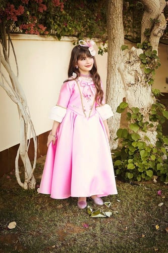 فستان برنسس وردي مع اكسسوار الشعر