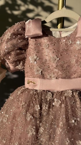 فستان دانتيل وردي مع طوق