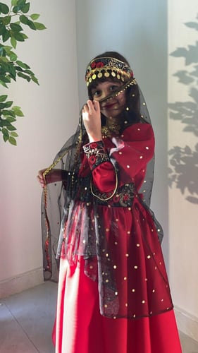 فستان أحمر مع ربطه بدون شال