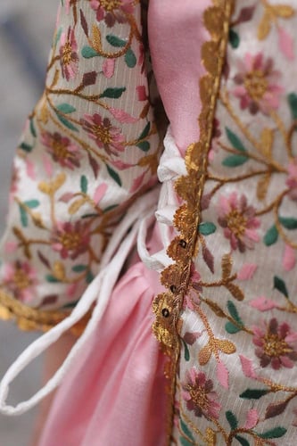 فستان رمضاني وردي بدون طوق