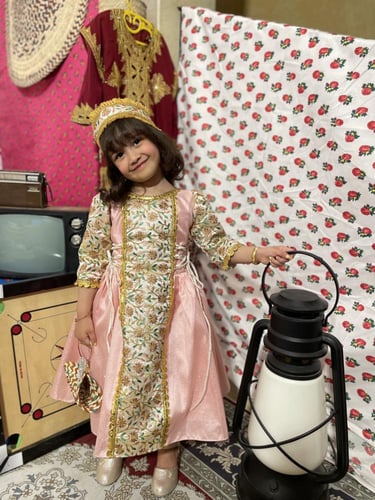 فستان رمضاني وردي بدون طوق