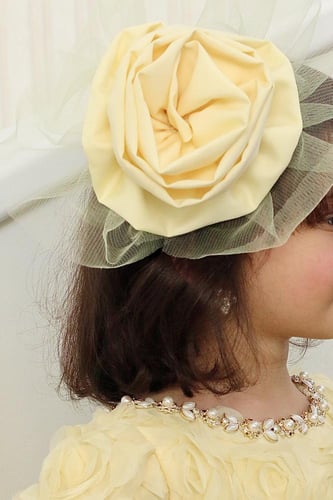 فستان أصفر ورد مع الطوق