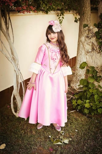 فستان برنسس وردي مع اكسسوار الشعر