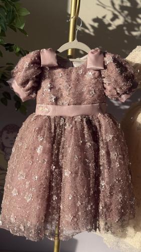 فستان دانتيل وردي مع طوق