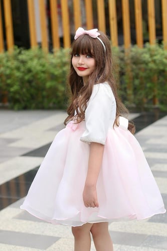 فستان أبيض وردي مع الطوق