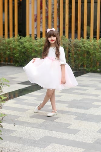 فستان أبيض وردي مع الطوق