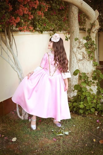 فستان برنسس وردي مع اكسسوار الشعر