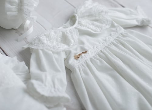 فستان وقبعة أبيض رائع