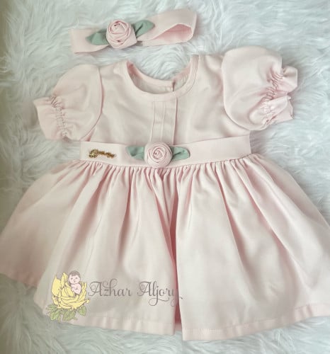 فستان الجوري الوردي الصغير مع ربطه