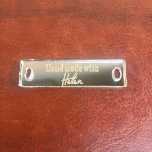 لوقو اكريليك شكل مستطيل العدد 25 حبه تفصيل على الط...