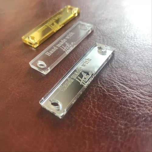 لوقو اكريليك شكل مستطيل العدد 25 حبه تفصيل على الط...