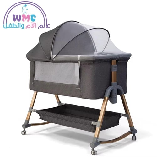 سرير اطفال بجوار الام