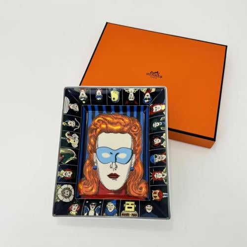 طفاية او صحن للتقديم