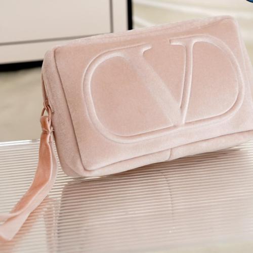 شنطة ميك آب فالنتينو