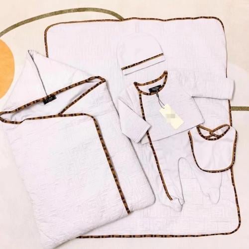 طقم مواليد فندي