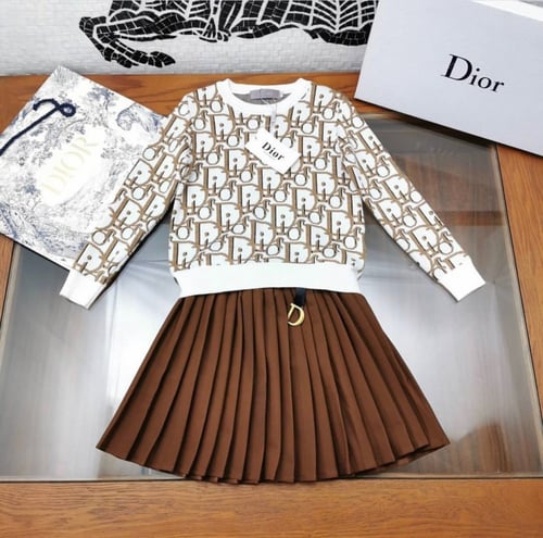 تيور ديور قطعتين البلوزة صوف مزين بميدالية ذهبي