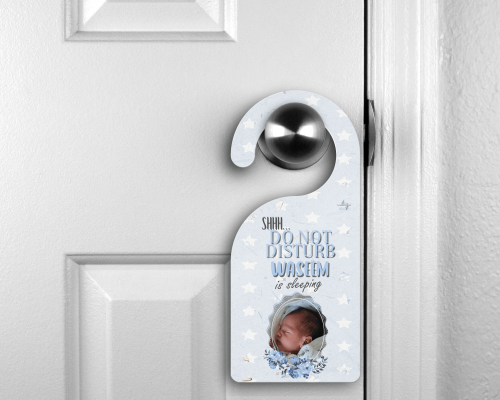 علاقة باب خشبية بتصميم الزهور الزرقاء مع كتابة اسم...