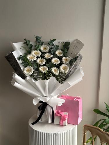 سلسال من سواروفسكي مع باقة المسرة