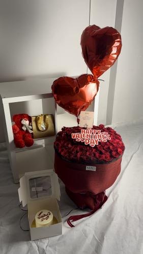 بكج الحب باقة 100 وردة مع كيك وبالون ودمية