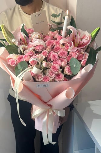 باقة الميلاد | بيبي روز & ليليوم مع شمعة