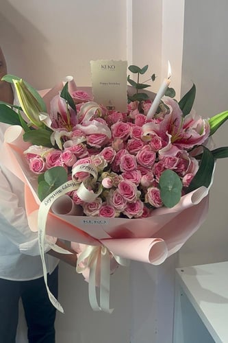 باقة الميلاد | بيبي روز & ليليوم مع شمعة