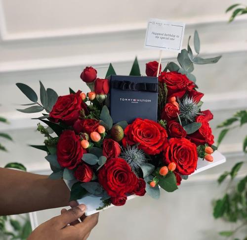 ساعه من تومي هيلفيغر مع ورد