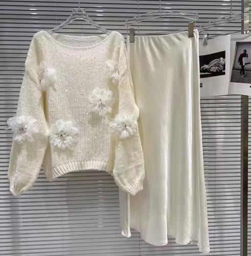 White Set – “Ivory Bloom” A soft knitted sweater a...