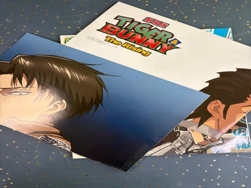 مجلة اتاك اون تايتن مع بوسترات وستاندات اكرلك مرفق...