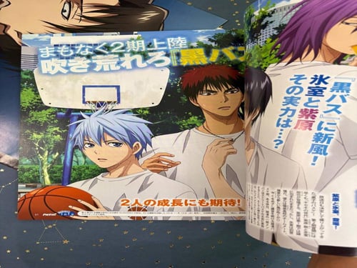 مجلة اتاك اون تايتن مع بوسترات وستاندات اكرلك مرفق...