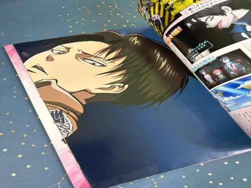 مجلة اتاك اون تايتن مع بوسترات وستاندات اكرلك مرفق...