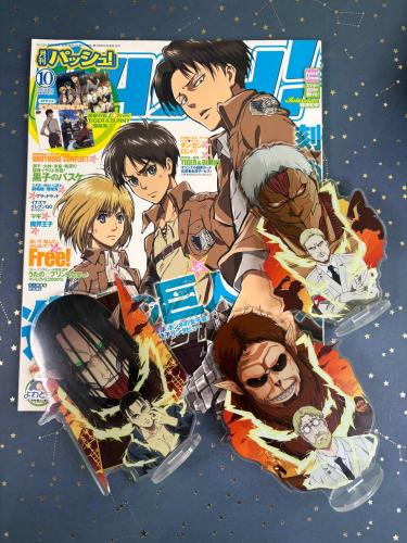 مجلة اتاك اون تايتن مع بوسترات وستاندات اكرلك مرفق...