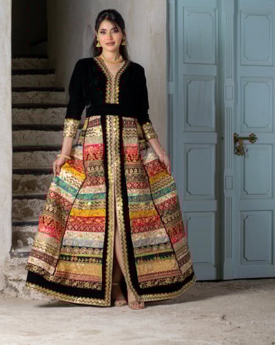 فستان مخمل مع تطريز هندي