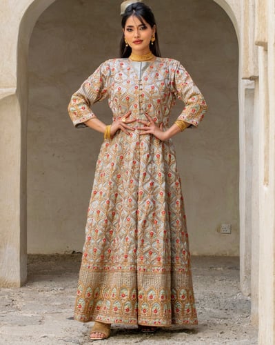 فستان بتطريز يدوي