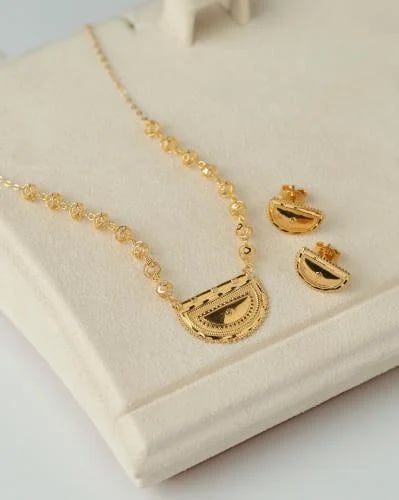 عقد وحلق ذهب عيار 21
