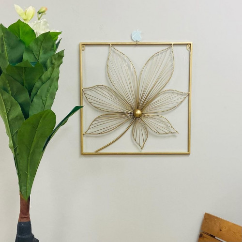 لوحة زهرة حديد باطار ذهبي رائعة