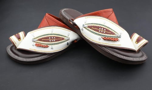 زبيرية طبي سكيتشرز تطريز يدوي لون ابيض