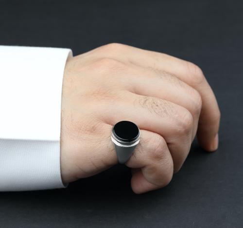 خاتم ملكي لون اسود حجر دائري بارز فضة عيار 925