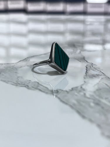 خاتم فضة شكل معين اخضر مقلم