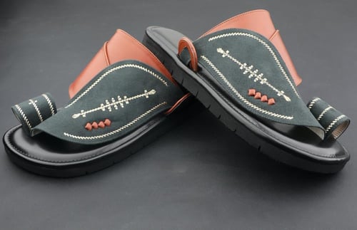 حذاء طبي سكيتشرز مخمل اسود / بني