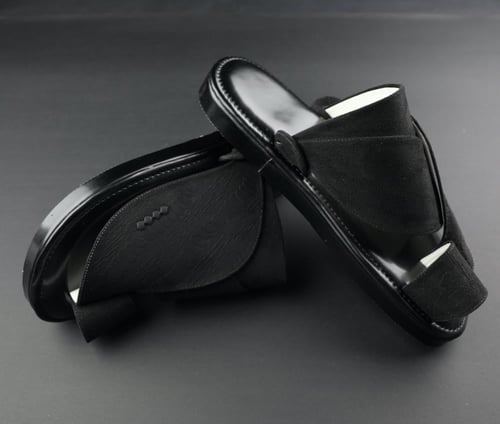 حذاء طبي لون أسود مخمل ارضية تلبيسة