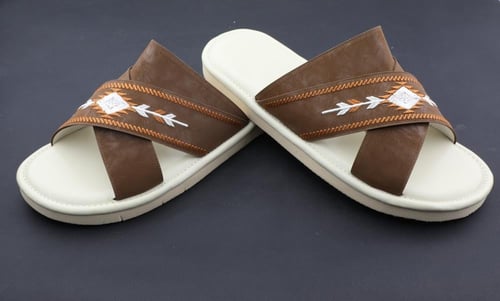 حذاء طبي سكيتشرز بدون اصبع لون بني مطفي